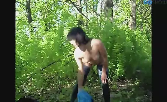 男同美女视频美女脱衣服脱内衣裸体视频 - Outdoor Striptease Featuring Charming Brunette with Horny Breast and Ass